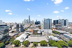 Elegant 2-bed With Rooftop Dining & Fabulous Views