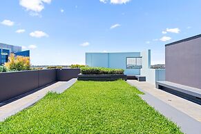 Elegant 2-bed With Rooftop Dining & Fabulous Views