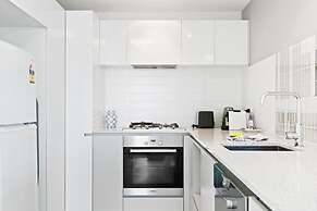 Elegant 2-bed With Rooftop Dining & Fabulous Views