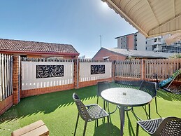 Tranquil 2-bed Townhouse Close to Beach