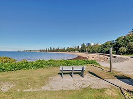 Tranquil 2-bed Townhouse Close to Beach