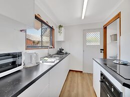 Tranquil 2-bed Townhouse Close to Beach