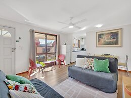 Tranquil 2-bed Townhouse Close to Beach