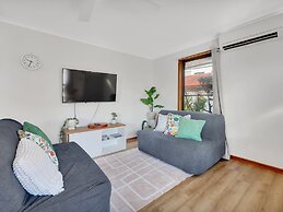 Tranquil 2-bed Townhouse Close to Beach