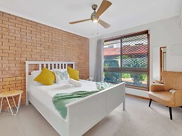 Tranquil 2-bed Townhouse Close to Beach