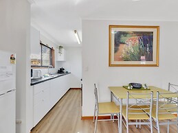 Tranquil 2-bed Townhouse Close to Beach