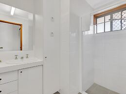 Tranquil 2-bed Townhouse Close to Beach