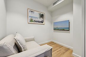 Beachfront 1-bed Flat With Pool & Gym Access