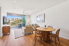 Beachfront 1-bed Flat With Pool & Gym Access