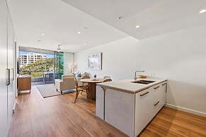 Beachfront 1-bed Flat With Pool & Gym Access