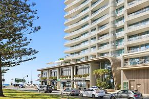 Beachfront 1-bed Flat With Pool & Gym Access
