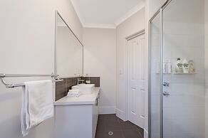 Stylish 3-bed Townhouse With Courtyard & BBQ