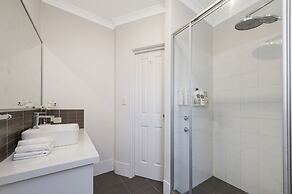Stylish 3-bed Townhouse With Courtyard & BBQ