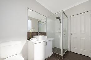 Stylish 3-bed Townhouse With Courtyard & BBQ
