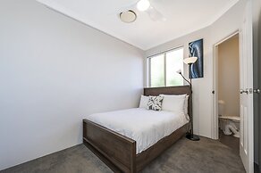 Stylish 3-bed Townhouse With Courtyard & BBQ