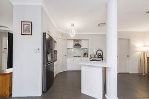 Stylish 3-bed Townhouse With Courtyard & BBQ