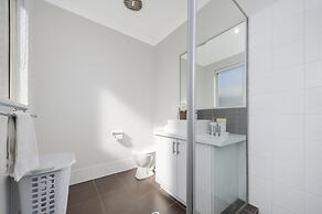 Stylish 3-bed Townhouse With Courtyard & BBQ