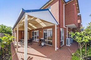 Stylish 3-bed Townhouse With Courtyard & BBQ