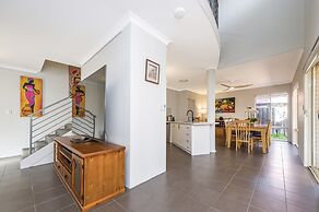 Stylish 3-bed Townhouse With Courtyard & BBQ