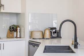Stylish 3-bed Townhouse With Courtyard & BBQ