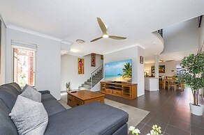 Stylish 3-bed Townhouse With Courtyard & BBQ