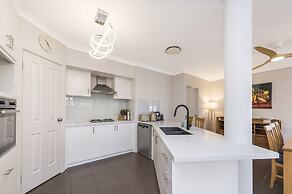 Stylish 3-bed Townhouse With Courtyard & BBQ