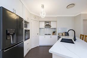 Stylish 3-bed Townhouse With Courtyard & BBQ