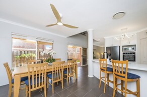 Stylish 3-bed Townhouse With Courtyard & BBQ