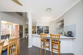 Stylish 3-bed Townhouse With Courtyard & BBQ