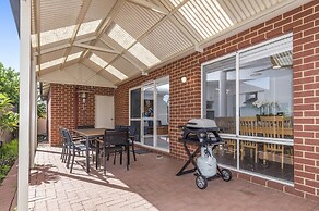 Stylish 3-bed Townhouse With Courtyard & BBQ