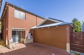 Stylish 3-bed Townhouse With Courtyard & BBQ