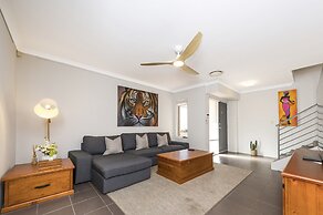Stylish 3-bed Townhouse With Courtyard & BBQ