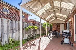 Stylish 3-bed Townhouse With Courtyard & BBQ