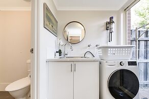 Stylish 3-bed Townhouse With Courtyard & BBQ
