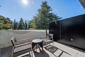 Impeccable Braddon Studio With Outdoor Dining