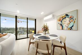 Sleek Inner-city 2-bed With Swimming Pool & BBQ