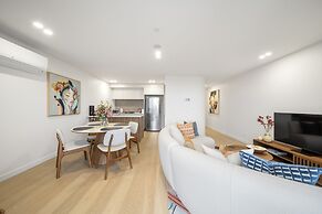 Sleek Inner-city 2-bed With Swimming Pool & BBQ