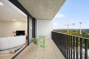 Sleek Inner-city 2-bed With Swimming Pool & BBQ