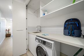 Sleek Inner-city 2-bed With Swimming Pool & BBQ