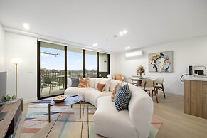 Sleek Inner-city 2-bed With Swimming Pool & BBQ