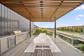 Sleek Inner-city 2-bed With Swimming Pool & BBQ
