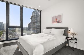 Elegant 2-bed With Superb Views & Amenities