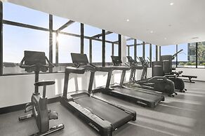 Elegant 2-bed With Superb Views & Amenities