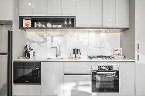 Elegant 2-bed With Superb Views & Amenities