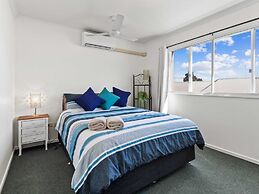 Spacious Esplanade Apartment With Rooftop Access