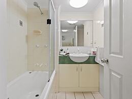 Spacious Esplanade Apartment With Rooftop Access