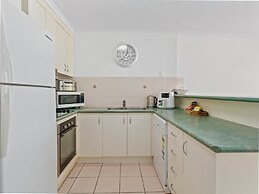 Spacious Esplanade Apartment With Rooftop Access