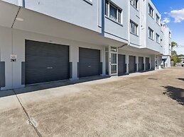 Spacious Esplanade Apartment With Rooftop Access