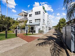 Spacious Esplanade Apartment With Rooftop Access