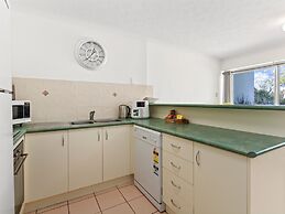 Spacious Esplanade Apartment With Rooftop Access